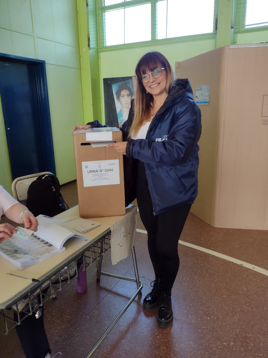 LorenaAlcala's tweet photo. Acabo de emitir mi voto en la Escuela N° 138. Es importante acercarse y efectuar el sufragio en esta jornada democrática en la que elegimos a nuestro próximo Gobernador de Chubut. 
#ChubutVota 
#chubutelige 
#Chubut 
#Elecciones2023 https://t.co/QmTHQVDesQ