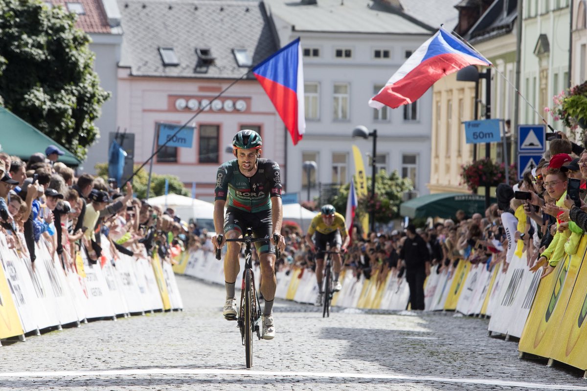 📝 REPORT: Florian Lipowitz and Ben Zwiehoff go 1-2 in GC at the Czech Tour 👏🏼 🍾 Read more here 👉 fal.cn/3Ajip 📸: Sprintcycling / Czech Tour
