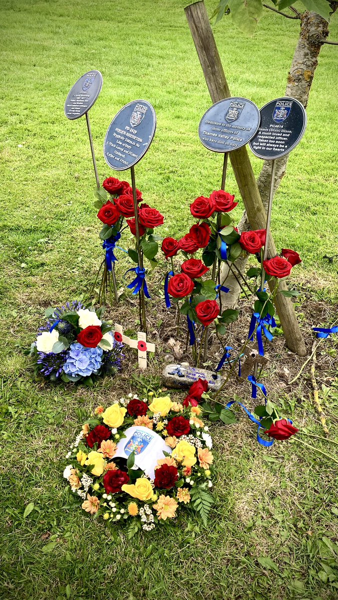 Proud to stand with families, survivors, riders and @TVPFED in laying a wreath for our @ThamesVP fallen, following the Annual Service Of Remembrance @Nat_Mem_Arb @UK_COPS #PoliceFamily #TeamCOPS #UKCOPS #WeRideForThoseWhoDied #UKPUT