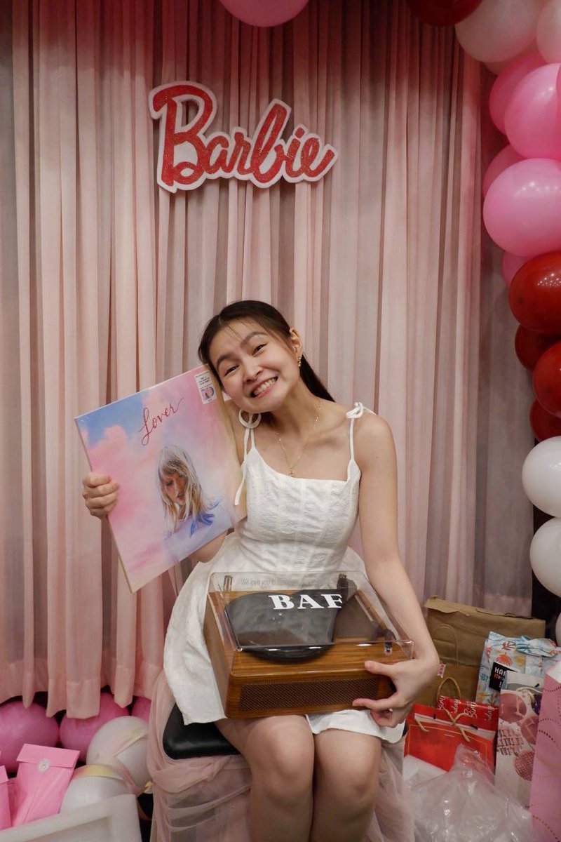 Celebrating my special day with my friends!

Thank you all so much. I feel so loved. I love you all 🫶🏻