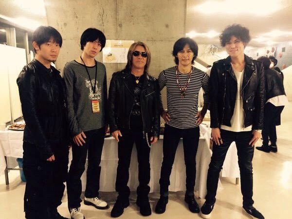 9mm_official's tweet photo. 【関ジャム 完全燃SHOW】
B'z特集に出演させてもらいました！

演奏無しのトークのみ地上波は初となりましたが、楽しませていただきました。

ありがとうございました！

大好きなB’zさんとの思い出写真を。

#関ジャム
#B’z
#9mm Parabellum Bullet https://t.co/UZzEHnmBAW