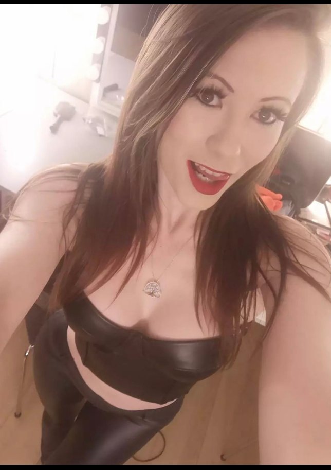 DoctorPeter0412's tweet photo. The countdown is underway... Very hot, supremely attractive @vickipeachxx on @XpandedTV from 10 pm! 

Call her! The battle for sexual dominance and romance has begun - who will win #vickipeach or you?
One thing definitely will: your cock! 
#xxxpandedtv #vickipeachxx #talk https://t.co/q9a5Hj4wE6