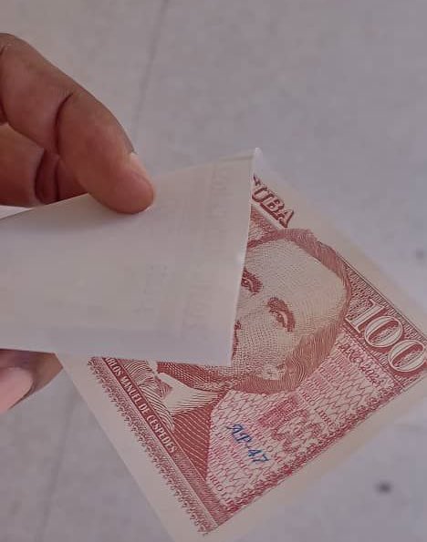 UHN_Plus's tweet photo. 🇨🇺 | ¡INSÓLITO!  En Cuba los cajeros automáticos están dispensando billetes impresos por una sola cara, según reportan medios locales. https://t.co/RfBxgLU08J