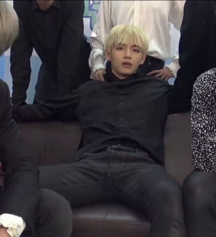 hellguks7's tweet photo. sarı taehyung ama wings era >>> https://t.co/EVXTvoY4e0
