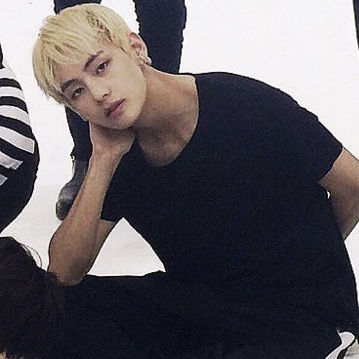 hellguks7's tweet photo. sarı taehyung ama wings era >>> https://t.co/EVXTvoY4e0
