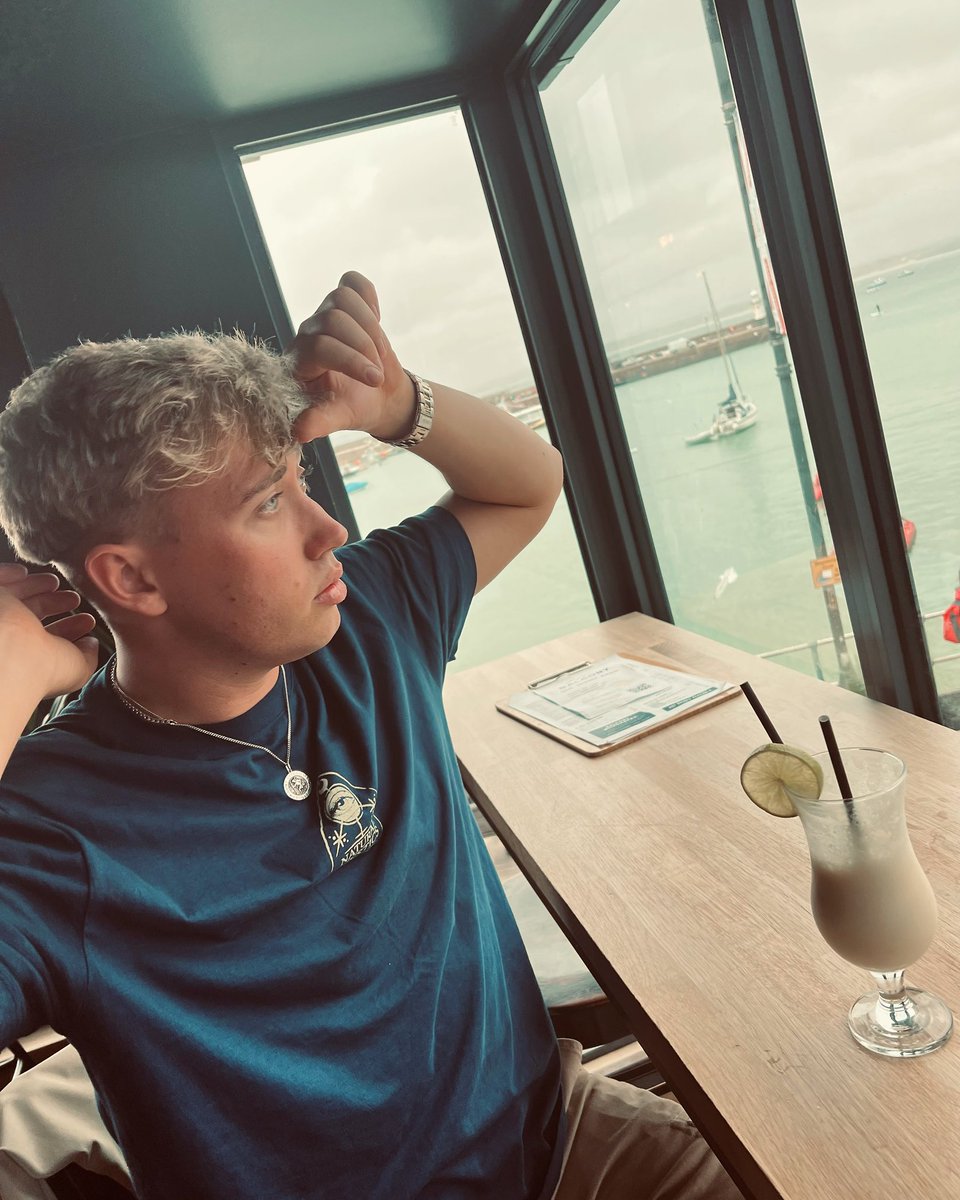 HHolmesMusic's tweet photo. Cocktails and crustacean on the sea front. Nothing better.🌊🦐🧜🏼‍♀️ 🦀Who’s heard the new track? 

#newsingle #newmusic #holiday #cornwall #stives https://t.co/hmDMI0soN9