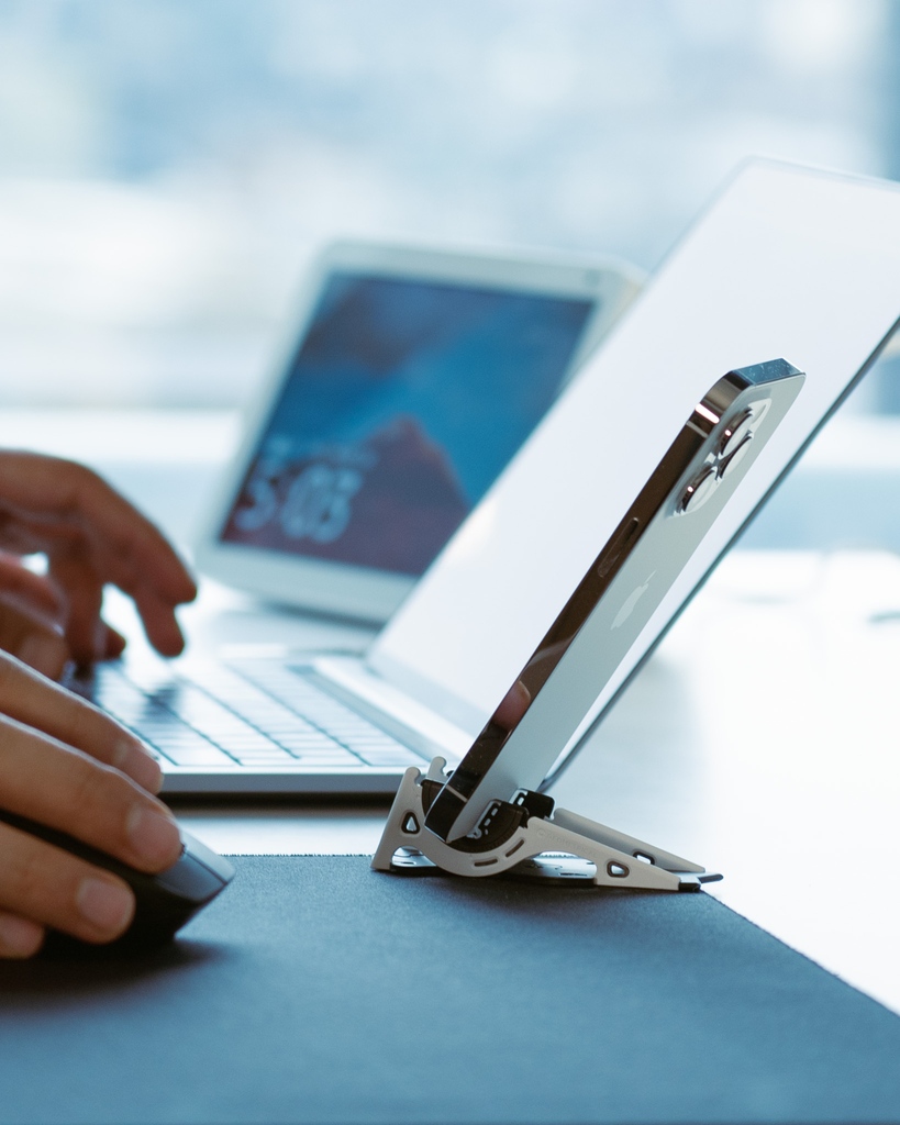 PocketTripod's tweet photo. Can you use an extra screen?💻️

#wfh #homeoffice #wfhlifestyle #phonegadgets #desksetup #workerspace #workfromhome #setupinspiration #tripod https://t.co/wB850fcKba
