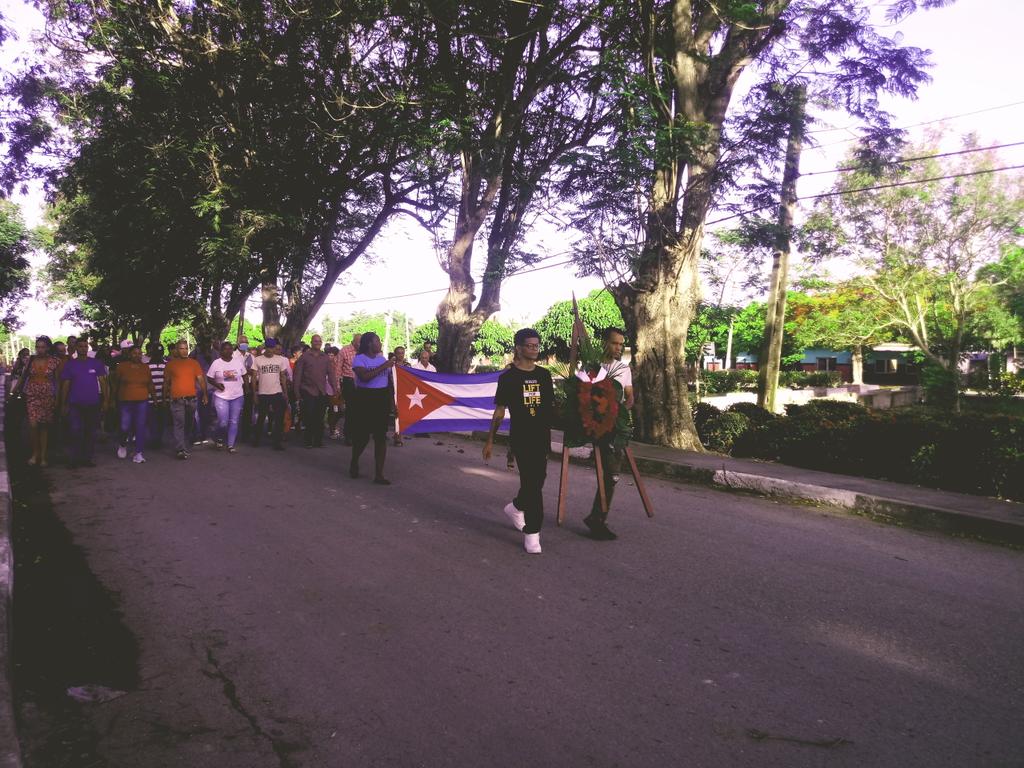AmppFrankPais's tweet photo. Desfile organizado desde la Juventud hasta el Monumento de Frank País para conmemorar el 70 Aniversario. Mártires del Moncada. https://t.co/gklh2QQzr1