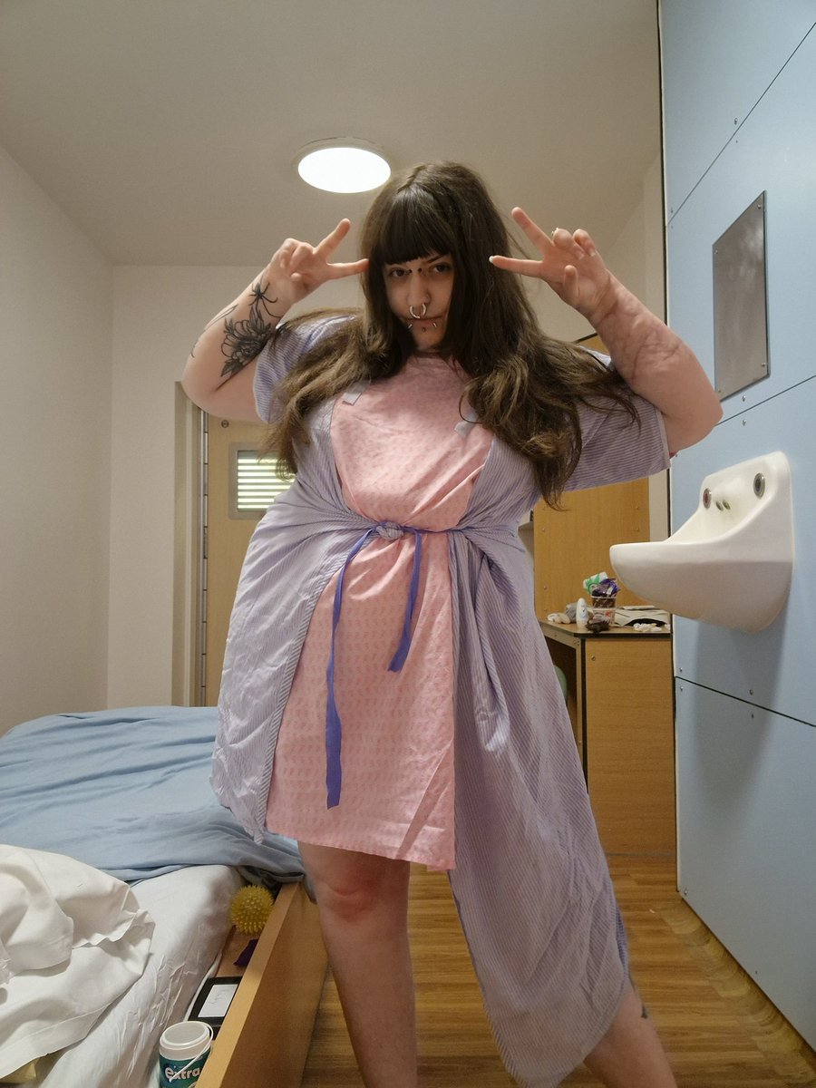 roobsiedoobsie's tweet image. I&apos;m currently sectioned in a psych hospital but I ATTEMPTED to style my hospital clothes lol 
#section2 #hospital