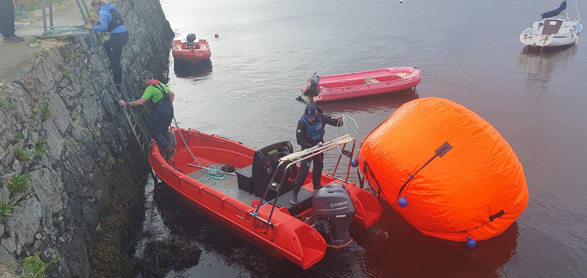 The show may be over, but the work isn't! Bray Sailing Club members were hard at work retrieving and deflating the flight path markers after today's spectacular show. #BrayAirDisplay #SummerInBray #lovebray