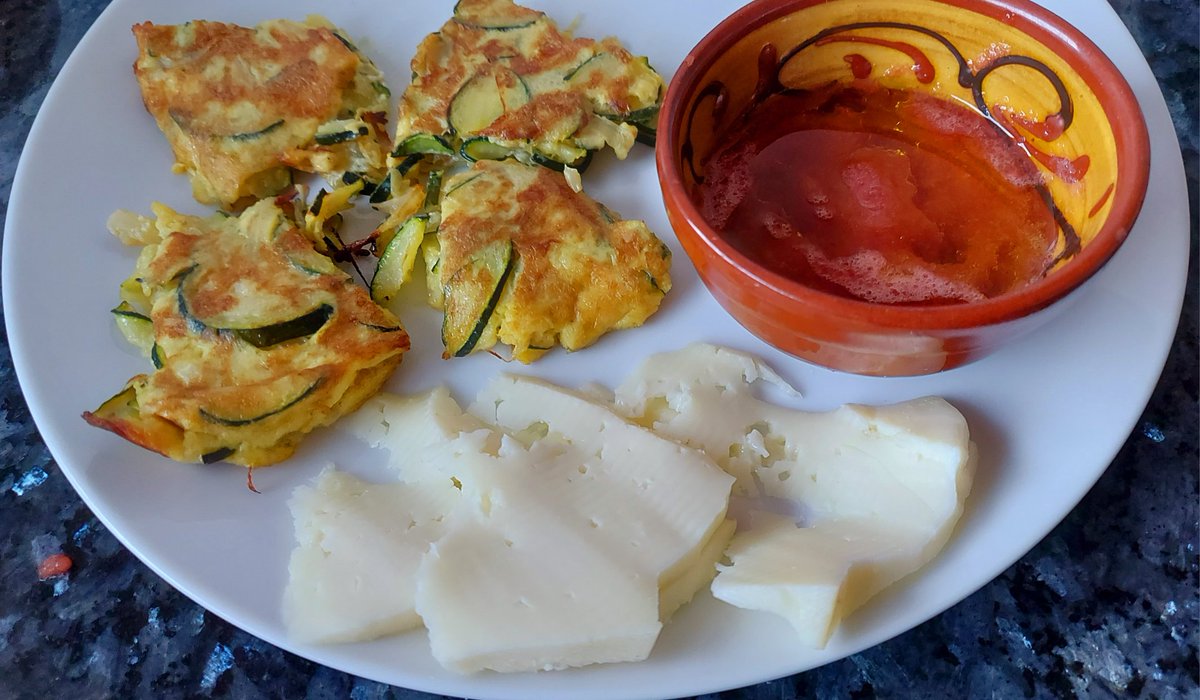 comocomodiadia's tweet photo. ... #montaditos ... #pantomate #tortilladecalabacin cebolla y #queso #tronchon ... #enfamilia #guisoyo #comocomodiadia https://t.co/ce9e2eNiBU