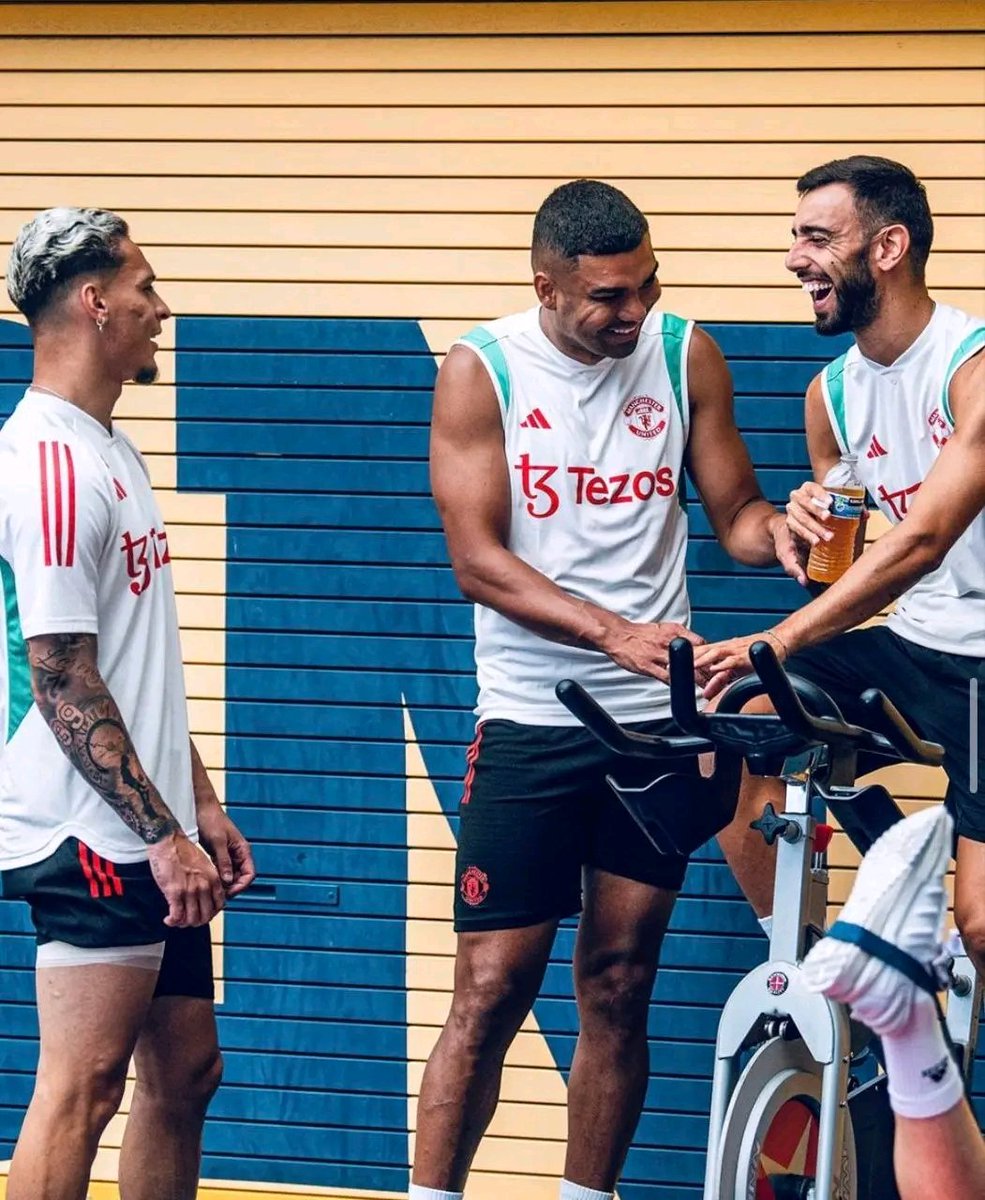 NewesT_PromoteR's tweet photo. 🚨 Case: "So I Passed Him The Ball Out Wide When We Were Playing For Brazil, He Cut Inside And Shot."

- Bruno: "Let Me Guess It Went Wide."

- Case: "No It Went Out For A Throw In" 🤣🤣🤣🤣

 #ETH #manutdfans #manchesterunited #manutd #MUFC https://t.co/YRKEiDG7Zy