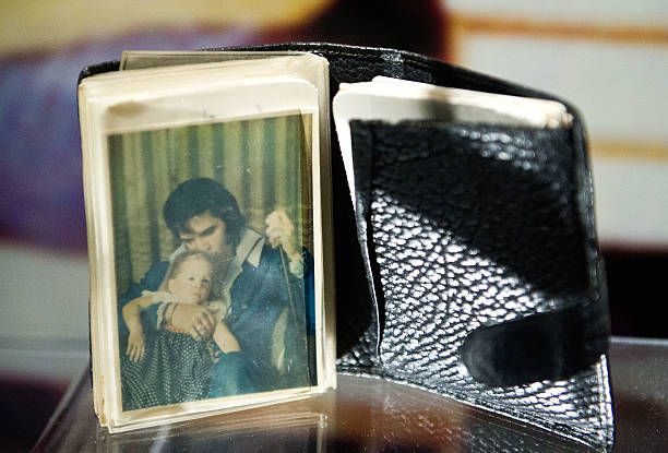 motelpresley's tweet photo. i think about e's wallet everyday https://t.co/ZrEaV024iI