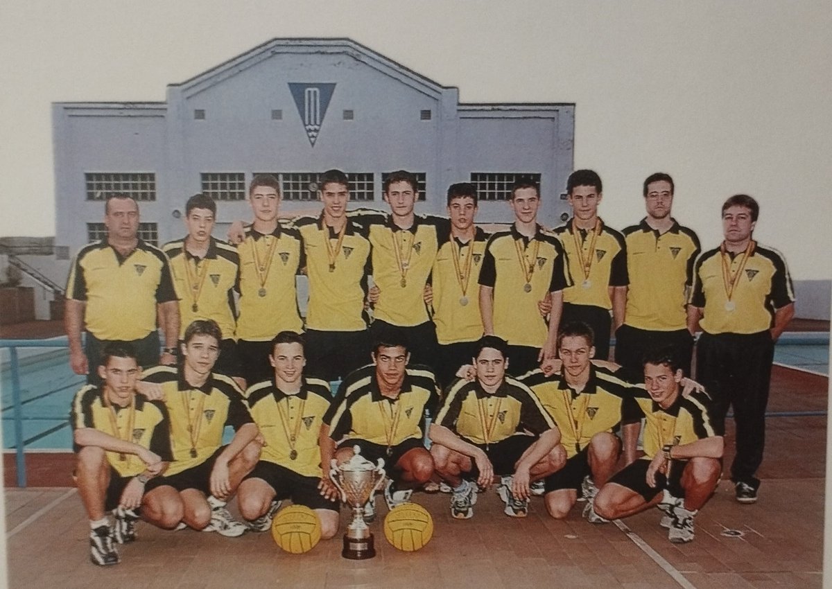 GasparVenturaM's tweet photo. L’equip del 85, uns campions sense títol estatal. #90anysCNManresa
https://t.co/e2rHxmQsa7 https://t.co/ZMvS8lKijm