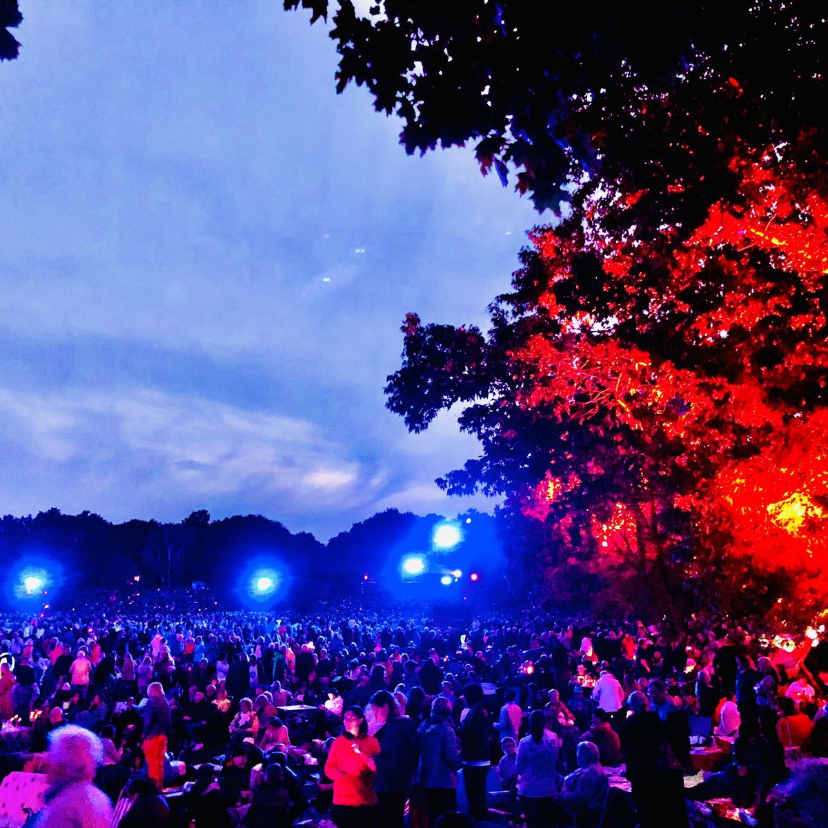 NuernbergKultur's tweet photo. Der Luitpoldhain beginnt zu leuchten 🌟 😍
#klassikopenair https://t.co/c8Z4NWrYJ9