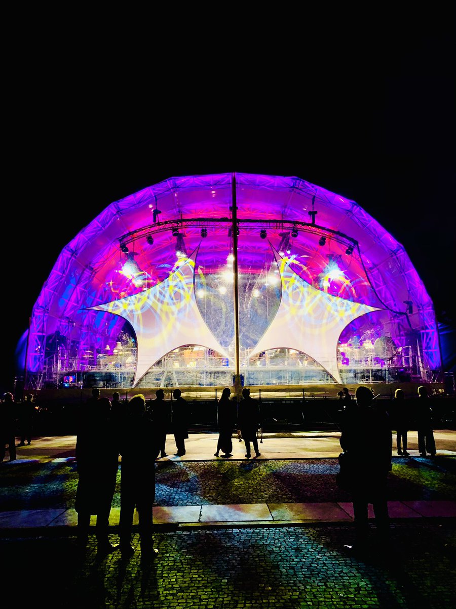 NuernbergKultur's tweet photo. Der Luitpoldhain beginnt zu leuchten 🌟 😍
#klassikopenair https://t.co/c8Z4NWrYJ9