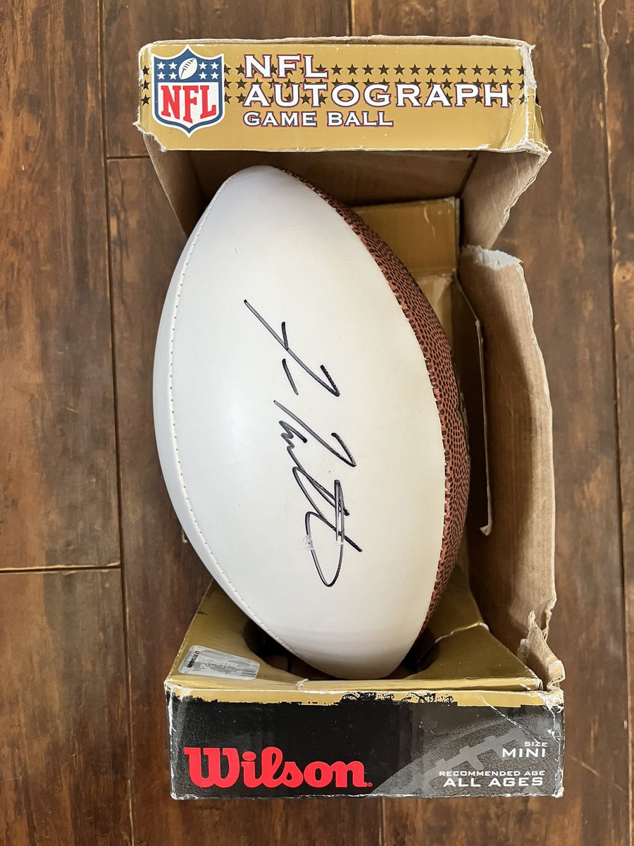 #Football Twitter I need some help here. There’s gotta be someone who knows this signature!! 
Cmonnnnn someone has to know!!
#Unknown #NFL 
@NFLFootballOps @SportsAutograp1 
@CardPurchaser @ericwhiteback @MC__Collections @autographcoa @nflnetwork @NFLAlumni @NFLALLDAY @iamcardib