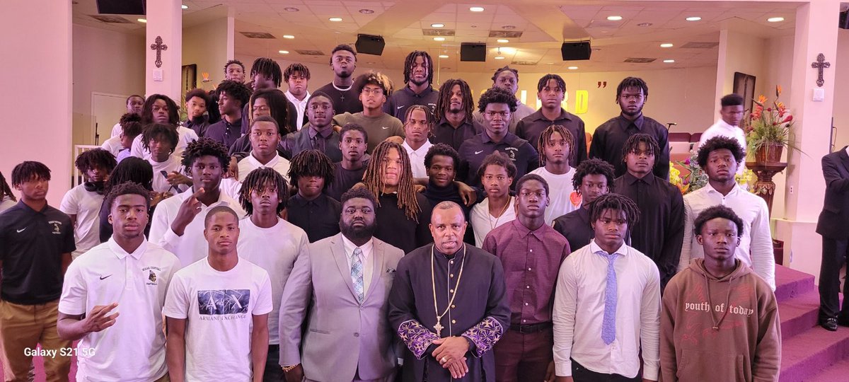 CoachJube's tweet photo. Play Together 🏈…Grind Together 🏋🏾♂️…Pray Together 🙏🏾…Praise Together 🙌🏾…. Thank You Pastor Carl Johnson and 93rd Street Community Missionary Baptist Church for allowing the Rockets To Serve and Worship With you this morning!
#NeighborhoodHeroes #DriveFor5 #NoFreeRings #OnTime https://t.co/JtoTlryN6q