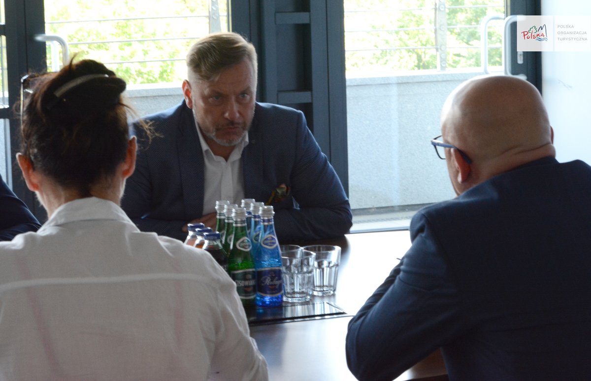 POT_GOV_Pl's tweet photo. W czwartek w siedzibie #POT prezes Rafał Szmytke oraz wicedyr. DWRT @JacekJax spotkali się z prezesem #OPLOT Jarosławem Lichacym i wiceprezes Katarzyną Batko. Wśród omawianych tematów znalazły się między innymi wspólne działania, a także współpraca przy realizowanych projektach. https://t.co/PZeu70tiTA