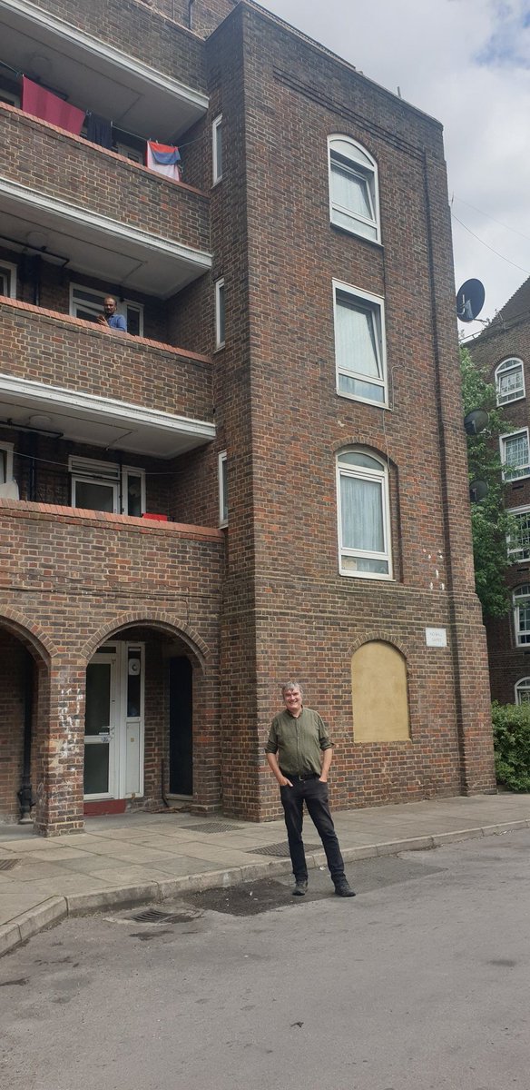 LinSandys's tweet photo. An enlightening day yesterday with Paul, @derelict_london revisiting @jon_sandys haunts of the early 80's. A fabulous insight into the history and changes of the area. https://t.co/8U4P5fZzKN