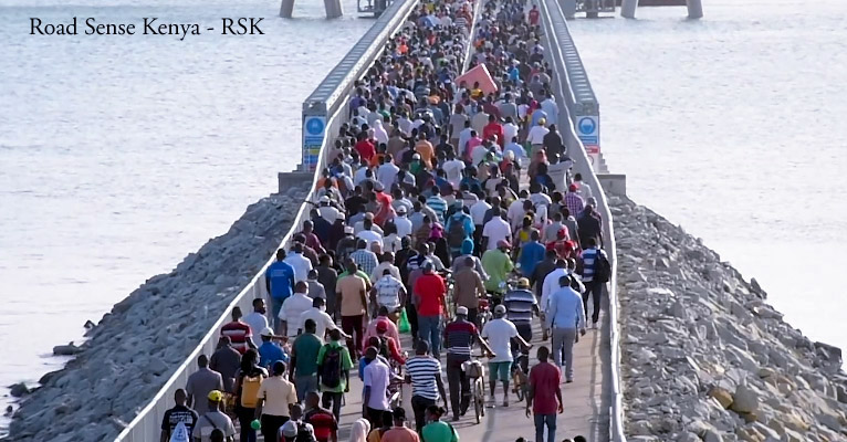roadsensekenya's tweet photo. The idea of shutting down the Sh1.9B #LikoniFloatingBridge (with 64K+ users daily) to achieve 24hr port services was poorly thought-out.
The move sets ground for major congestion & stampede at the #FerryCrossingChannel which already carries 320K+ people daily, excl 6K+ MVs. https://t.co/nNVkH0UGz5