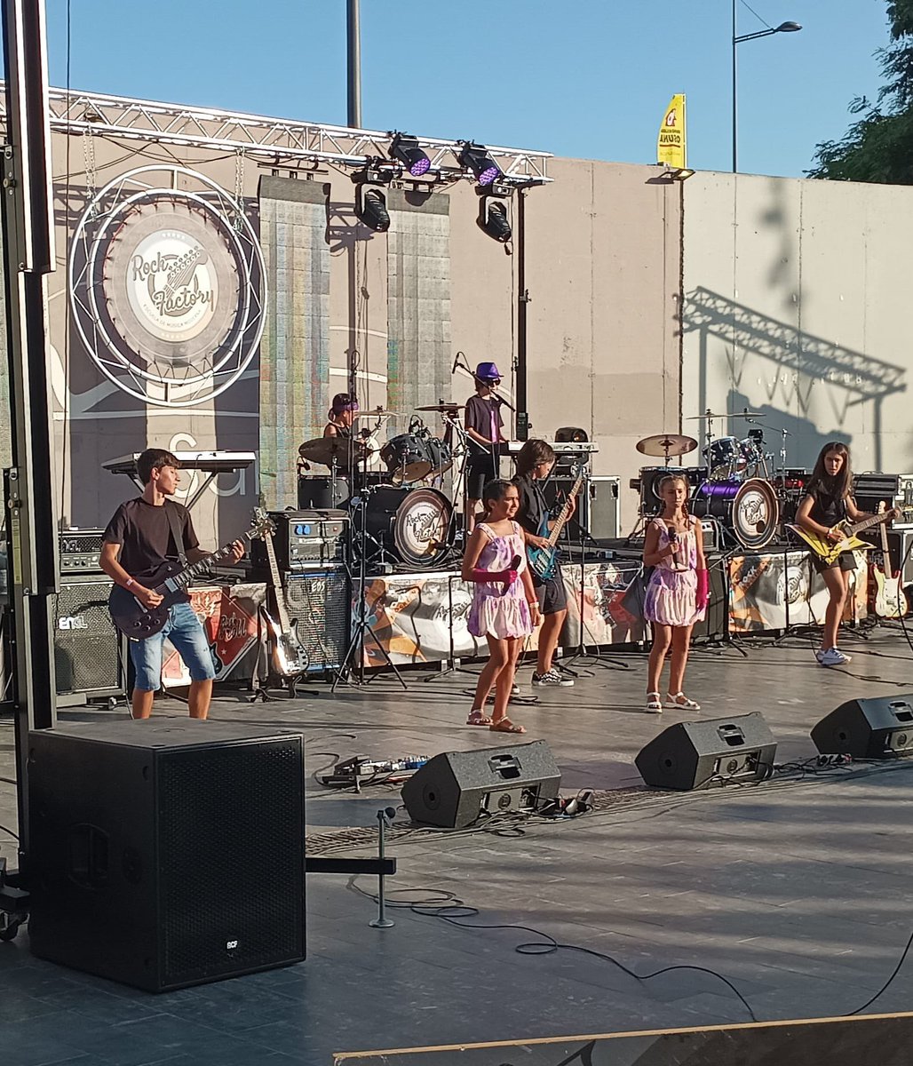 OSPSanPedro's tweet photo. ¡Increíble talento local en el bulevar de San Pedro! 🎶 Los niños y niñas de Rock Factory nos dejaron boquiabiertos con su música. ¡La batalla de bandas fue espectacular! 🎉 #TalentoLocal #MúsicaIncreíble #RockFactory https://t.co/fNGNTIt6ld