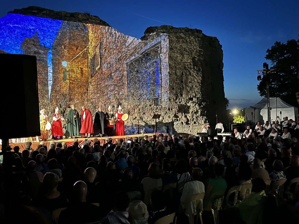 Irun_informa's tweet photo. 🎵 🗣️ Así sí. El 'Cantar de Gazteluzar', ¡en el mejor escenario posible! ☺️
🖇️ https://t.co/L7TKqlrs50
#EsIrun #IrunDa https://t.co/VC8nURfy0u
