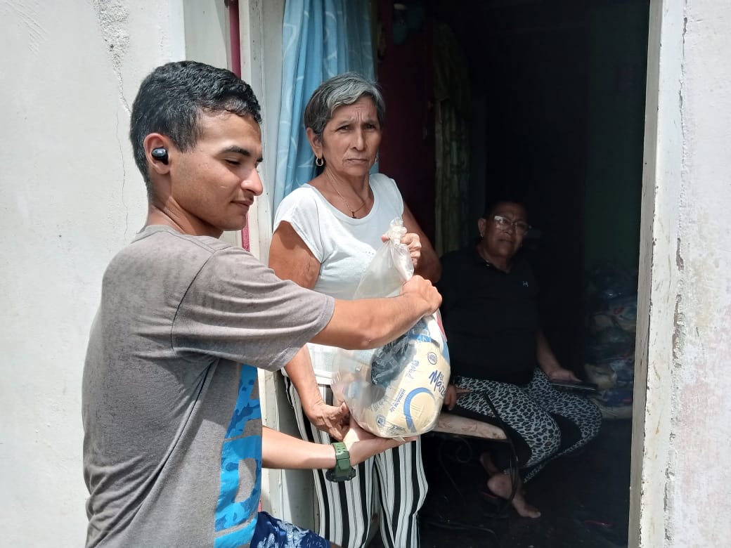 Alguarisa's tweet photo. #Entérate 📸 Las familias del sector "Ricardo Montilla" en el municipio Roscio, reciben su módulo de alimentación y son escaneadas a través del carnet de la Patria.

Garantía Alimentaria gracias al pdte @NicolasMaduro y el gobernador @josemvasquez

#VenezuelaTierraProductiva https://t.co/KkI0aX7NOb