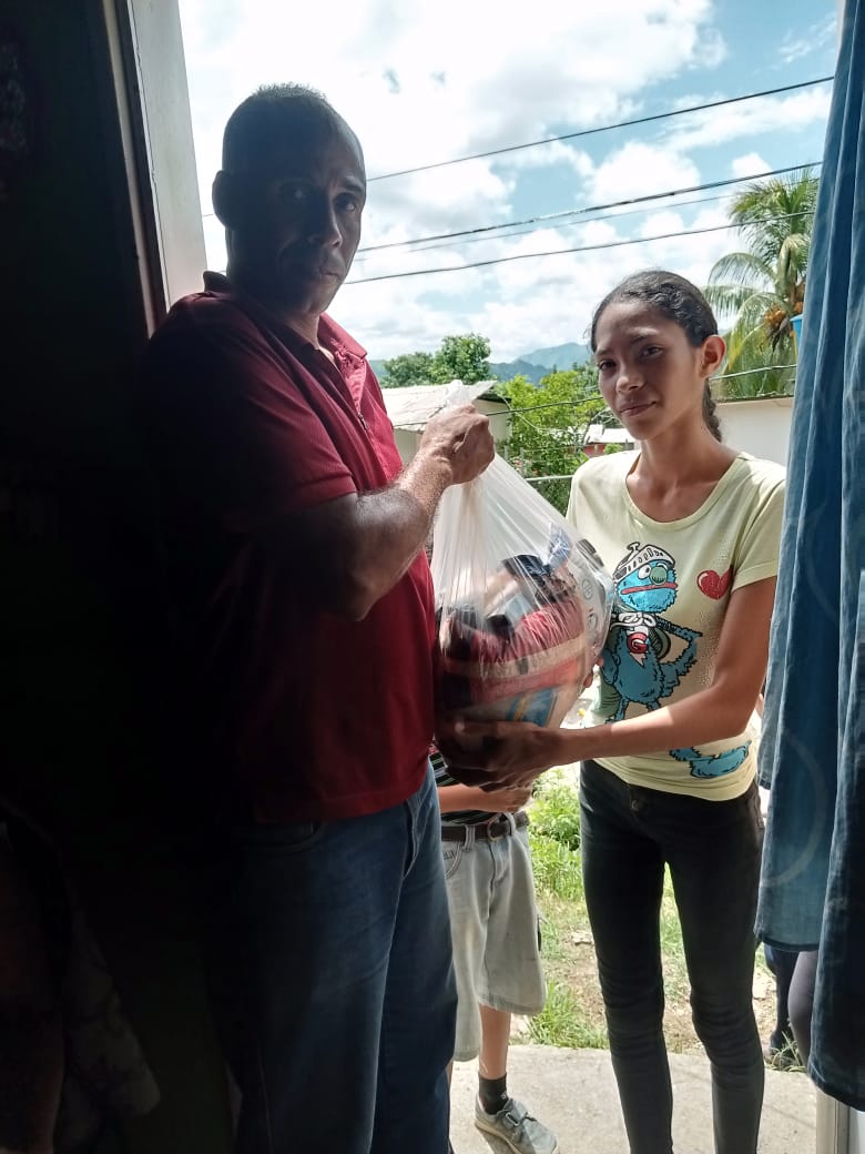 Alguarisa's tweet photo. #Entérate 📸 Las familias del sector "Ricardo Montilla" en el municipio Roscio, reciben su módulo de alimentación y son escaneadas a través del carnet de la Patria.

Garantía Alimentaria gracias al pdte @NicolasMaduro y el gobernador @josemvasquez

#VenezuelaTierraProductiva https://t.co/KkI0aX7NOb