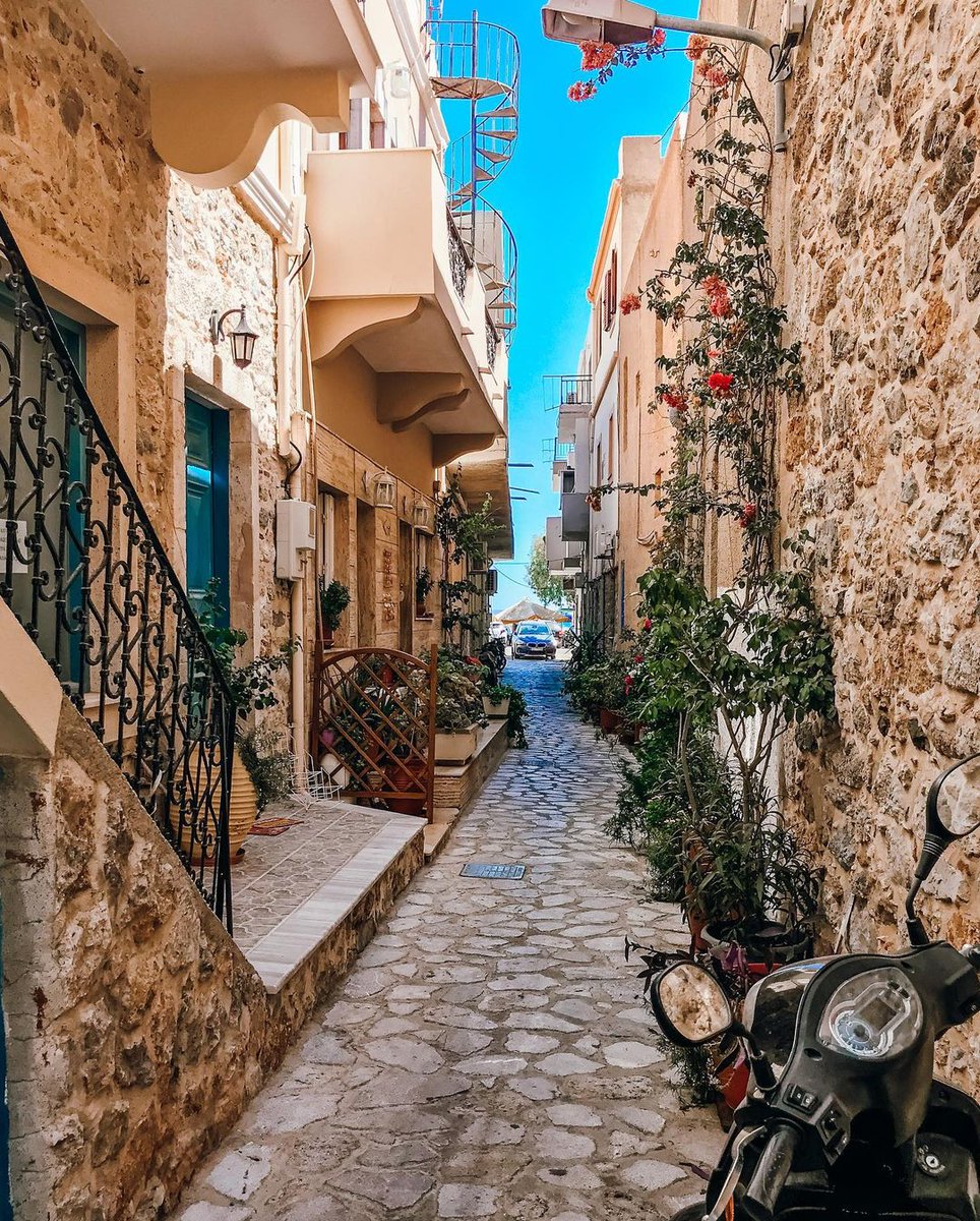 Visitkalymnos's tweet photo. In the narrow streets of Kalymnos... exploring every hidden gem   of this amazing island.

https://t.co/khHXhQQYTs 

📸 : Natalia (https://t.co/hZfhaQrvir) 

#visitkalymnos #visitkalymnosisland #Kalymnos #kalymnosisland   #travelkalymnos #kalymnosgreece #Dodecanese #visitgreece https://t.co/5zHstx6b9r