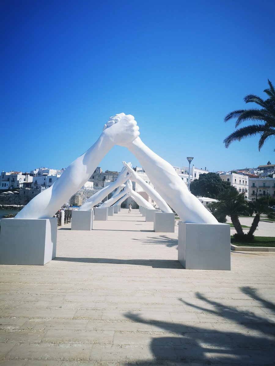 tpistilli1's tweet photo. Great day out in Vieste. Loved the sculpture by Lorenzo Quinn. https://t.co/kc53vfBHwp