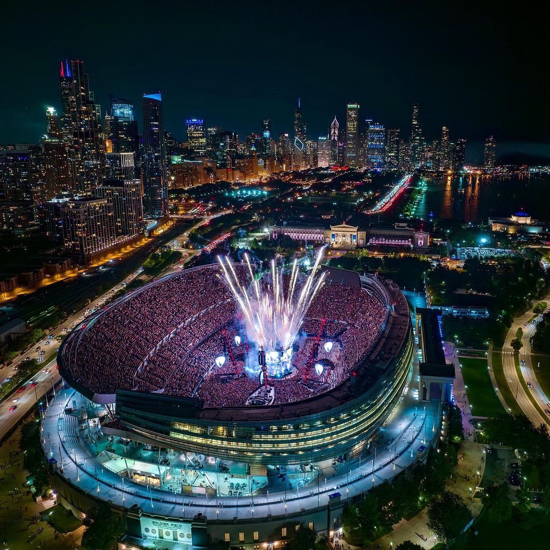 SoldierField's tweet image. “Chicago! We’ve broken the ticket record for tonight. This is the largest concert that’s ever been here. There’s 𝟳𝟯,𝟬𝟬𝟬 of you here tonight! Thank you so much for giving me your Saturday night.” - @edsheeran 

📸: evilchopper714 / IG