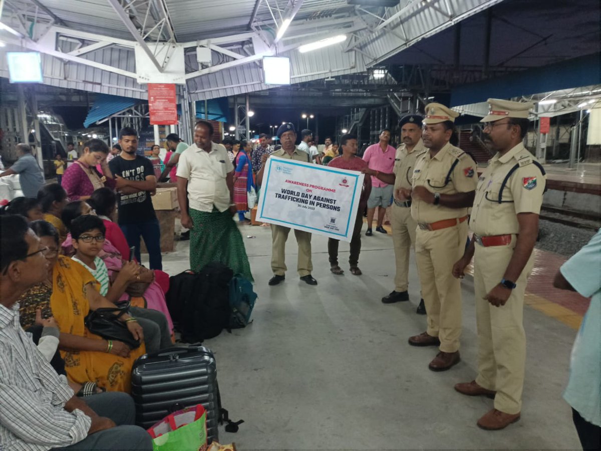 BBAIndia's tweet image. On #WorldDayAgainstTraffickingInPersons  Bachpan Bachao Andolan and Railway Protection Force raise awareness against TRAFFICKING in railway stations across cities.
Let's unite and take concrete steps to rescue innocent souls trapped in this darkness. 

#StopChildTrafficking