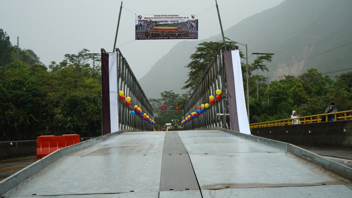 Ingenieros_EJC's tweet photo. Entregamos el primer puente militar en la vía que comunica Bogotá-Villavicencio, esta estructura temporal ayudará a restablecer la movilidad entre los departamentos de #Meta y #Cundinamarca
El @COL_EJERCITO siempre al servicio de los colombianos.
#EstamosConQuetame https://t.co/lRUh7HsPFS