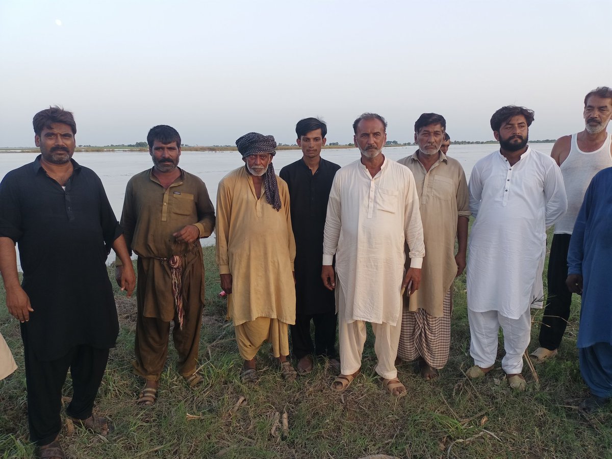 CityLaliyan's tweet photo. لالیاں چاہ طوتڑی والا ، جھلارنتھو شاہ نزد شیخن  دریاٸی علاقہ سیلابی پانی کی زد میں آنےلگا

علاقہ مکین کی اپنی فصلوں اور گھروں کا سیلاب سے متاثر ہو رہی ہیں قیمتی زمینوں آۓ روز دریا برد ہو رہی ہیں
1/2
@ChiniotDc
@CS_Punjab @MohsinnaqviC42 https://t.co/9gE7qya5Hb