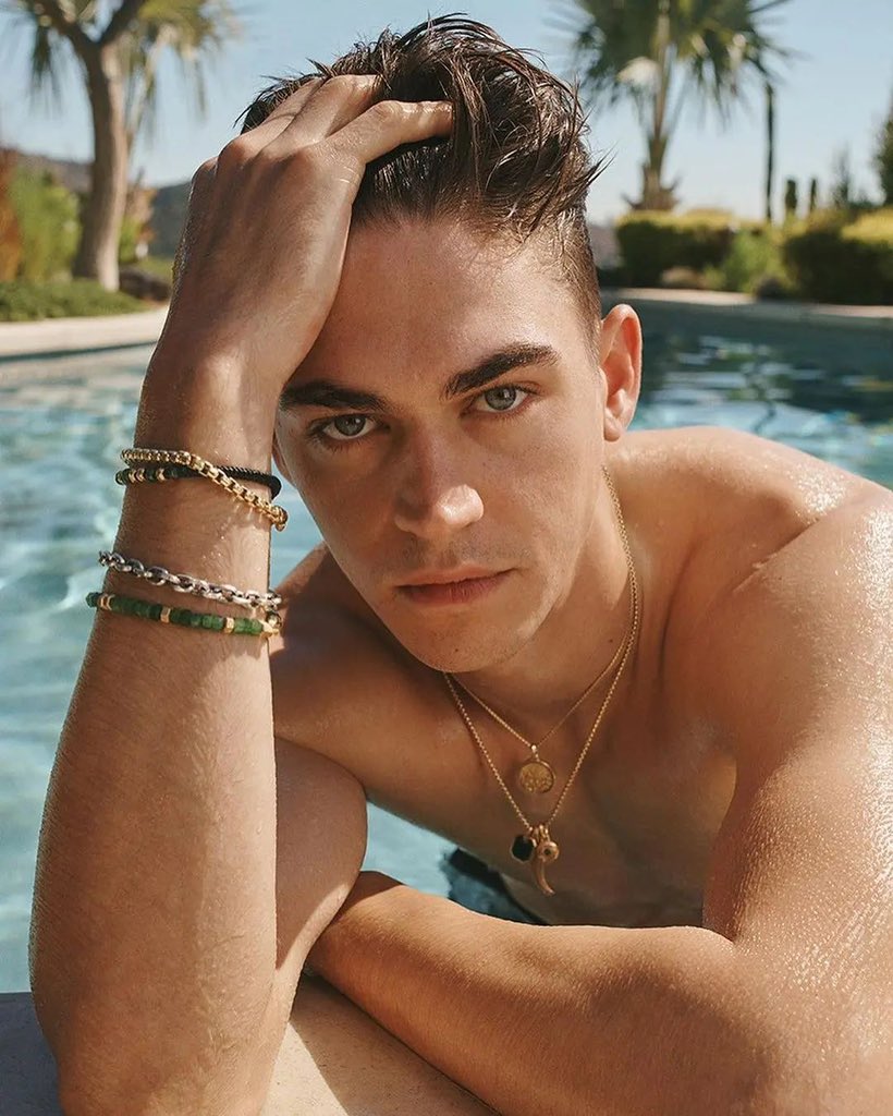 #SeductiveSunday 𝐰𝐞𝐚𝐫𝐢𝐧𝐠 𝐚 𝐂𝐡𝐞𝐯𝐫𝐨𝐧 𝐓𝐚𝐠 𝐧𝐞𝐜𝐤𝐥𝐚𝐜𝐞 𝐰𝐢𝐭𝐡 𝐒𝐩𝐢𝐫𝐢𝐭𝐮𝐚𝐥 𝐁𝐞𝐚𝐝 𝐚𝐧𝐝 𝐚 𝐁𝐨𝐱 𝐂𝐡𝐚𝐢𝐧 𝐛𝐫𝐚𝐜𝐞𝐥𝐞𝐭𝐬.

𝐂𝐫 : 𝐈𝐆 𝐃𝐚𝐯𝐢𝐝 𝐘𝐮𝐫𝐦𝐚𝐧𝐞𝐧