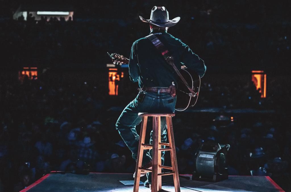 codyjohnson's tweet photo. Cheyenne, wow! Thanks for an unbelievable night at @CheFrontierDays!
📸 @jtrevinophotog
#SOLDOUT
#COJONation
#Wrangler
#Resistol
#CactusRopes
#Priefert https://t.co/2U16QFLtPa