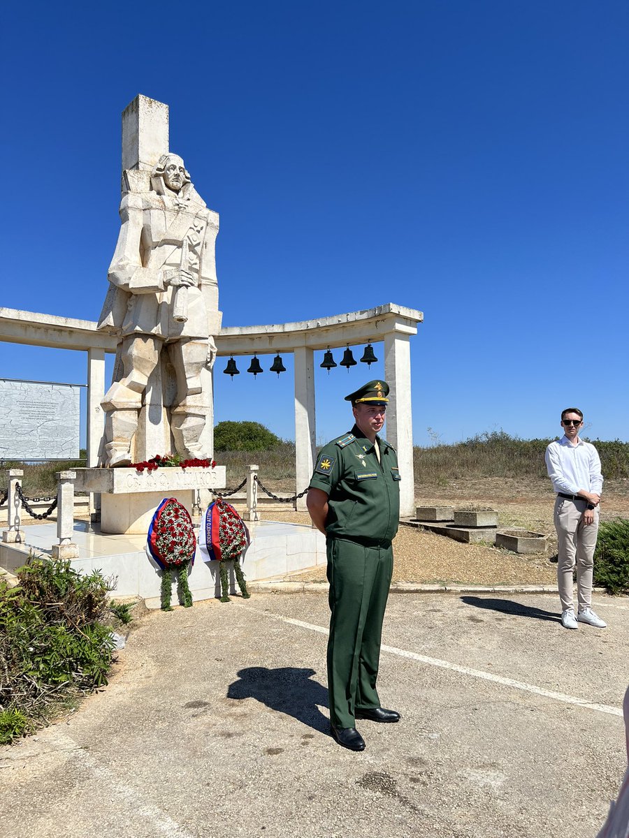 RusConsVarna's tweet photo. 🇷🇺 По случаю празднования Дня Военно-морского флота России дипломаты и сотрудники Генерального консульства, а также и.о. военного атташе В.Долгих возложили венки и цветы к памятнику адмиралу Ф.Ушакову на мысе Калиакра. https://t.co/LkzqlTUSsL