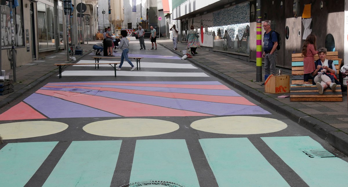 freewalkingac's tweet photo. Seit Freitag veranstalten die #Meffis ein großes Straßenfest. Wer dieses Transformationszentrum mit vielen ehrenamtlich engagierten Menschen noch nicht kennt, sollte das unbedingt ändern! Coworking, Atelier, Kneipe &amp; Theater https://t.co/Onw50zHYOp https://t.co/qoJ9ANqw5v