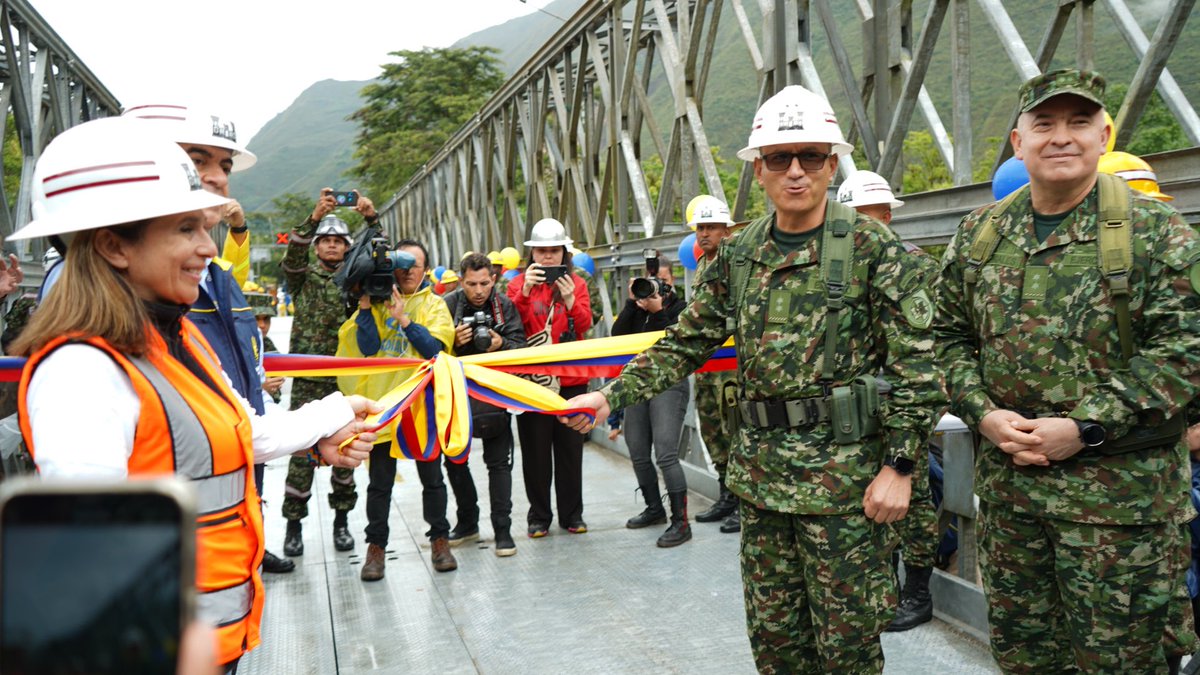 Ingenieros_EJC's tweet photo. Entregamos el primer puente militar en la vía que comunica Bogotá-Villavicencio, esta estructura temporal ayudará a restablecer la movilidad entre los departamentos de #Meta y #Cundinamarca
El @COL_EJERCITO siempre al servicio de los colombianos.
#EstamosConQuetame https://t.co/lRUh7HsPFS