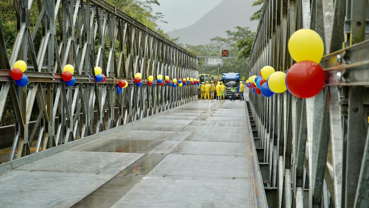 Ingenieros_EJC's tweet photo. Entregamos el primer puente militar en la vía que comunica Bogotá-Villavicencio, esta estructura temporal ayudará a restablecer la movilidad entre los departamentos de #Meta y #Cundinamarca
El @COL_EJERCITO siempre al servicio de los colombianos.
#EstamosConQuetame https://t.co/lRUh7HsPFS