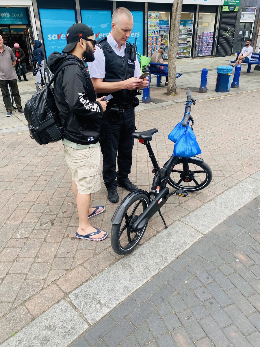 MPSLewisham's tweet image. #Bikemarking 🚲

Superb day at #Lewisham town centre with  3️⃣2️⃣ bikes marked with @bikeregister kits.

Great to meet with many local
residents and businesses owners also 👩‍👩‍👦‍👦