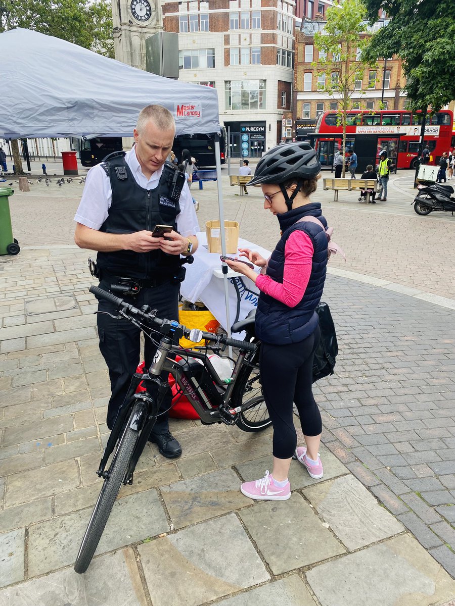 MPSLewisham's tweet image. #Bikemarking 🚲

Superb day at #Lewisham town centre with  3️⃣2️⃣ bikes marked with @bikeregister kits.

Great to meet with many local
residents and businesses owners also 👩‍👩‍👦‍👦