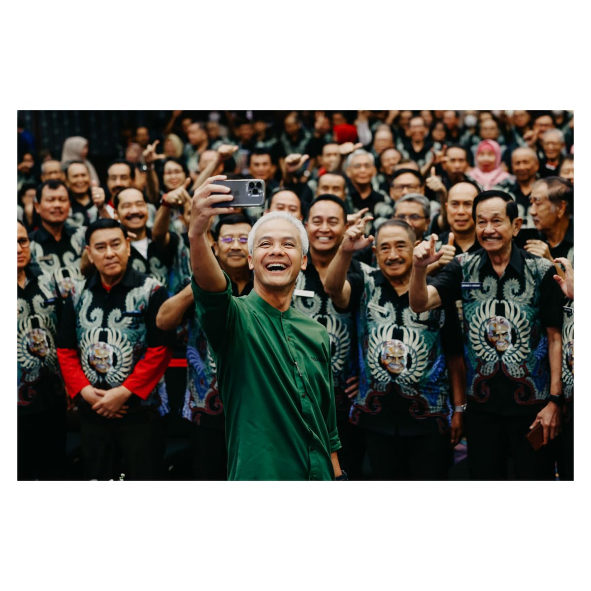 ganjarpranowo's tweet photo. Patriot adalah mereka yang kuat fisik, kuat mental dan kuat intelektual. Terimakasih para jenderal TNI Polri yang hari ini berkenan diskusi dan berbagi pengalaman. Pertukaran energi ini akan membawa yang terbaik untuk negeri. https://t.co/rGpvW96HFN