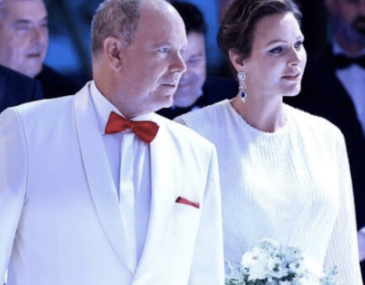 Their Serene Highnesses Prince Albert and Princess Charlene attended the glittering Red Cross Ball on Saturday evening, together with Camille Gottlieb, daughter of HSH Princess Stephanie.
news.mc/2023/07/30/pri…
