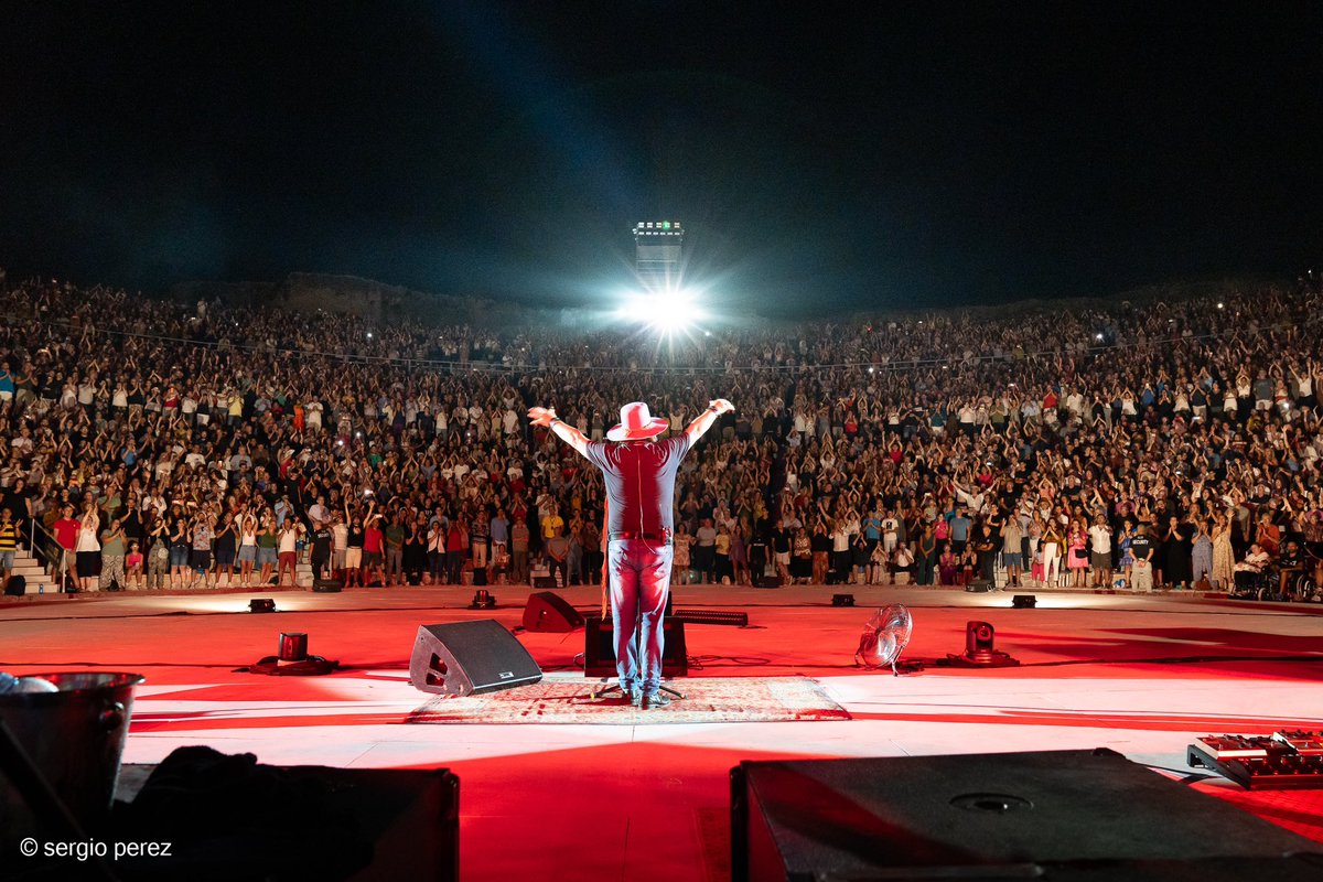 ZuccheroSugar's tweet photo. Siracusa doppio sold out, che spettacolo!
Grazie mille!
Stasera ci vediamo sempre qui al Teatro Greco, per il terzo tutto esaurito.

Ph 1 Franca Centaro
Ph 2-3-4 Sergio Perez
#WorldWildTour #ZuccheroLive https://t.co/dH74Vy4ryh