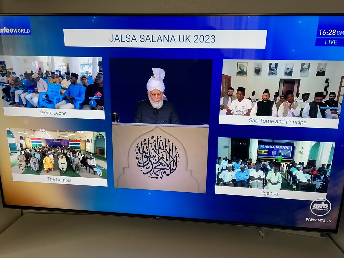 Our @JalsaUK is the true manifestation of this hadith of the Holy Prophet ﷺ

An Arab is not superior to a non-Arab nor is a non-Arab superior to an Arab, and that a white person is not superior to a black person nor a black person to a white person’

#JalsaSalana #JalsaConnect