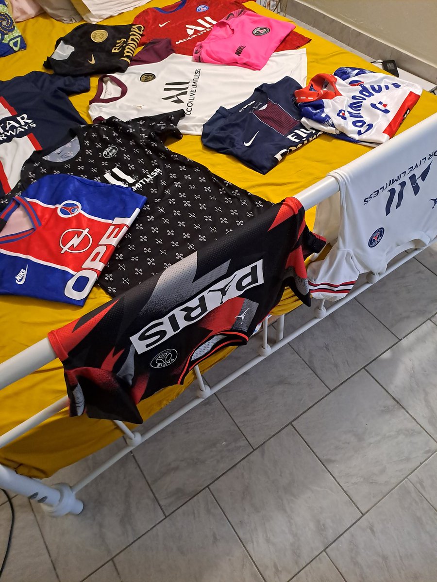 franckdarius's tweet photo. #psg #psginside #psgteam petit plaisir https://t.co/hYBQ4X0SeP