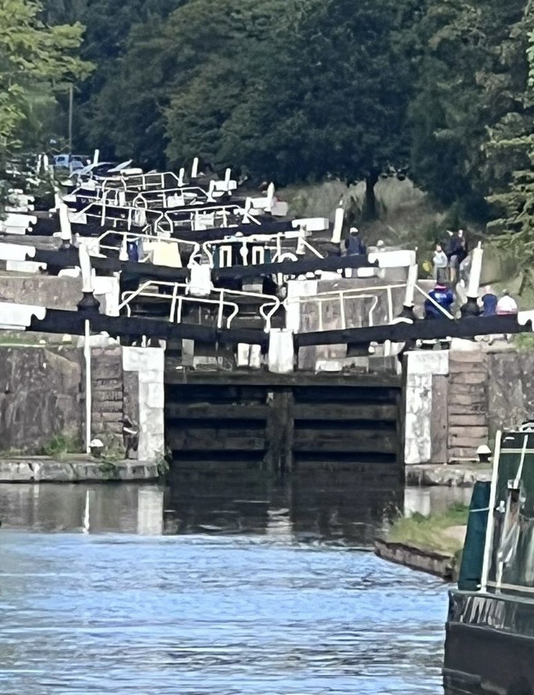 userchooser's tweet photo. #hattonflight two boats, three people 2hrs 36. Best time yet. Glad it was this morning, it’s pi**ing it down now #narrowboatelizabeth https://t.co/bRBCypUEM9