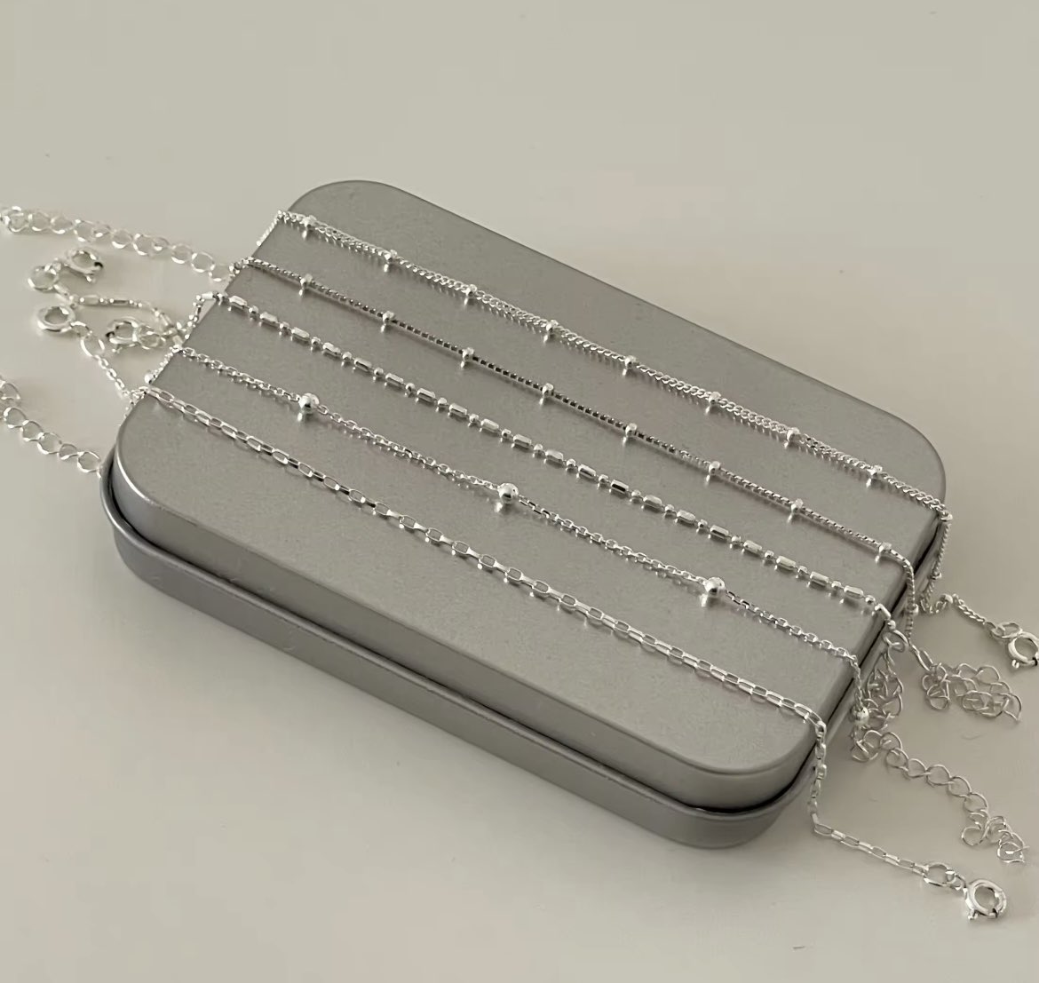 สร้อยข้อมือเงินแท้ Silver 925 น่ารักมากกก มีหลายแบบ หลายคอลเลกชั่นให้เลือกเยอะมากกก ใครชอบแบบบาง แบบหนามีหมดเลย ราคา 320 - 350 บาท เข้าไปเลือกดูกันได้เลย สวยจริง 🔗💖✨

📍พิกัด Official
🫶🏻🔗 1 : s.lazada.co.th/s.9MrvR?cc
🤍🔗 2 : s.lazada.co.th/s.9MrBL?cc